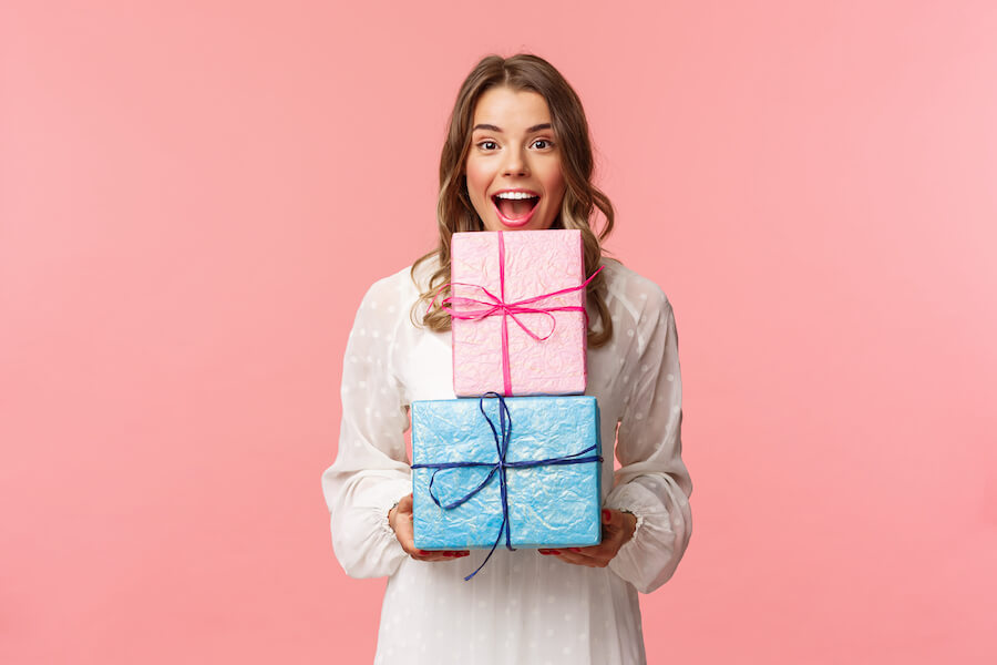 Pakowanie prezentów na każdą okazję. W co i jak ładnie zapakować prezent?