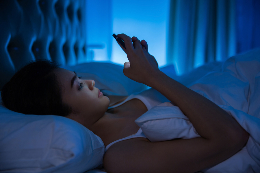 Spanie z telefonem - jakie ma skutki na nasz organizm? Czy używanie telefonu przed snem to dobry pomysł?