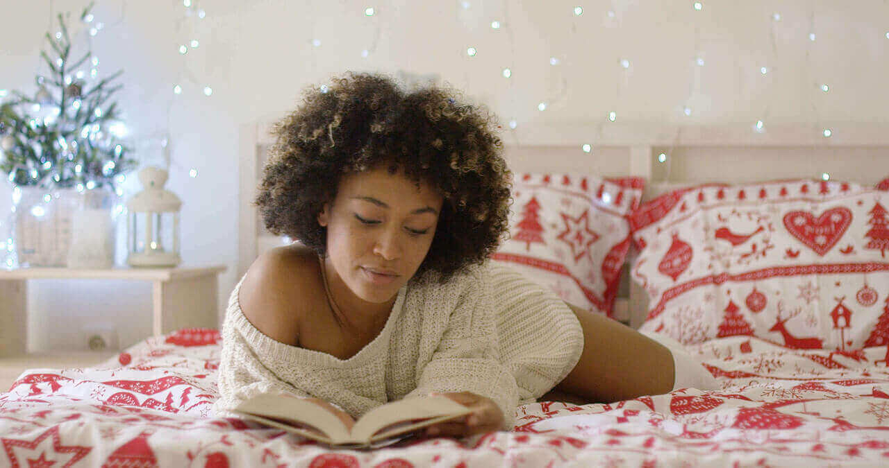 Pościel z motywem świątecznym – sposób na wyjątkowy klimat w Twojej sypialni. Czy warto?